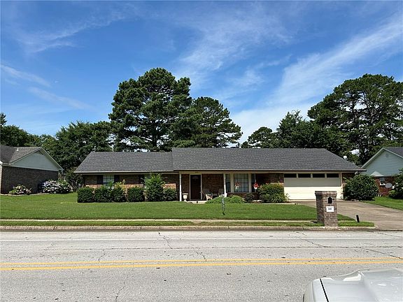 3rd image of 800 S Phoenix Ave