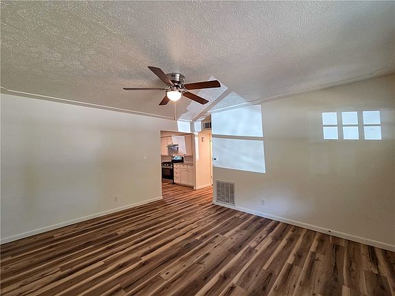 4th image of 404 Hart Ave