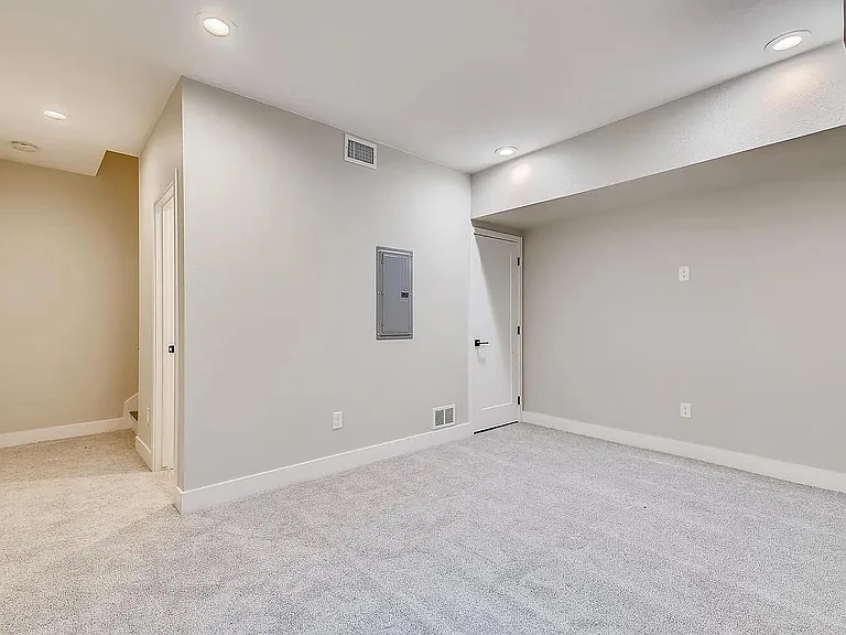 3155 N Saint Paul St — Photo 17