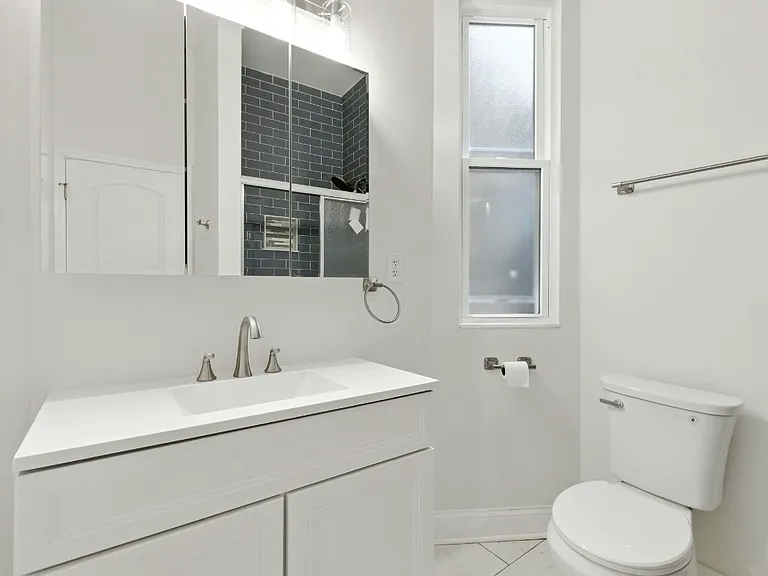 909 W Addison St #2 — Photo 10