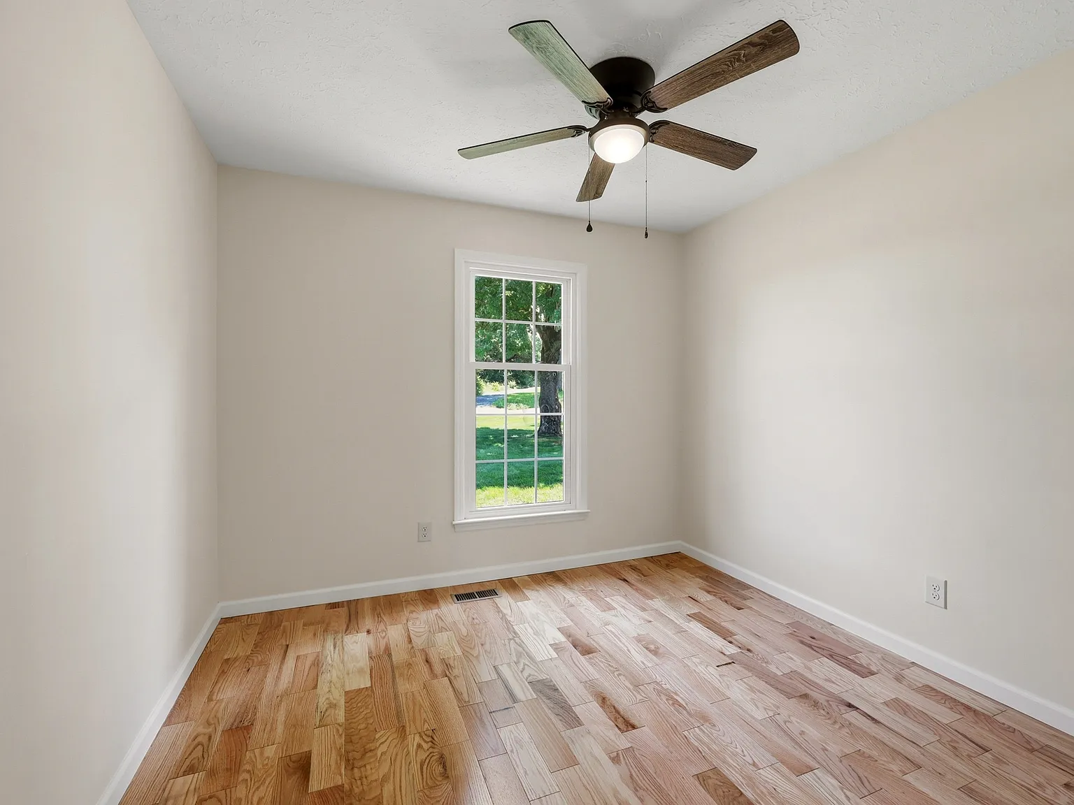 3 bed, 1.5 bath, 2080 sqft, $2,400 — Photo 3