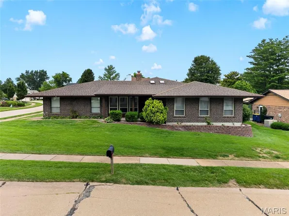 2549 Schnell Dr, Saint Louis, MO 63129