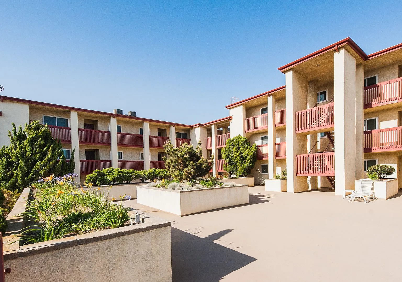 2b/2b Village-Like Condo with Balcony in El Segundo! — Photo 1