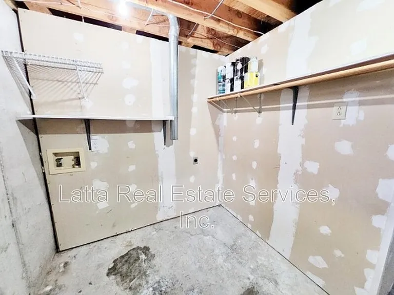 228 SE Bristol Dr — Photo 14
