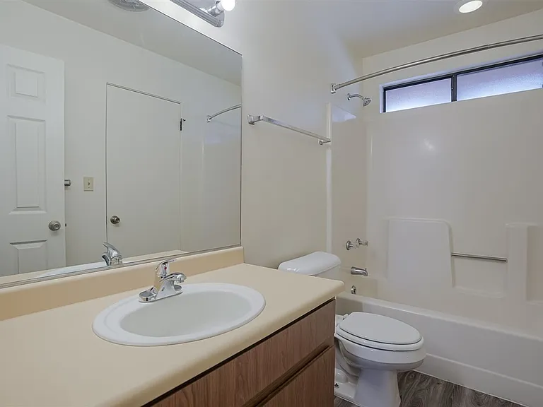 645 Ash St — Photo 12