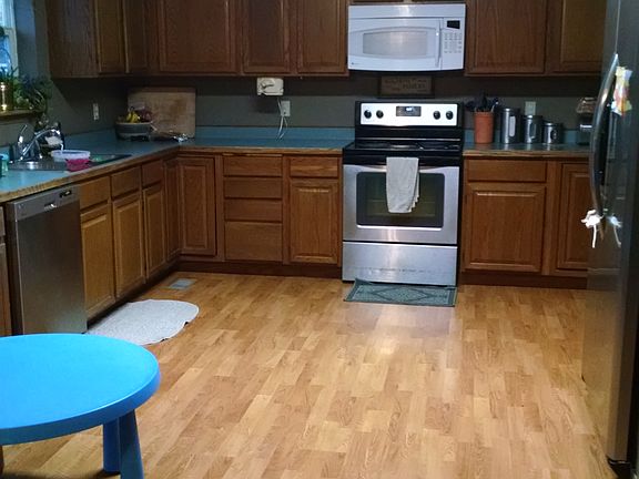 Lots of kitchen storage 