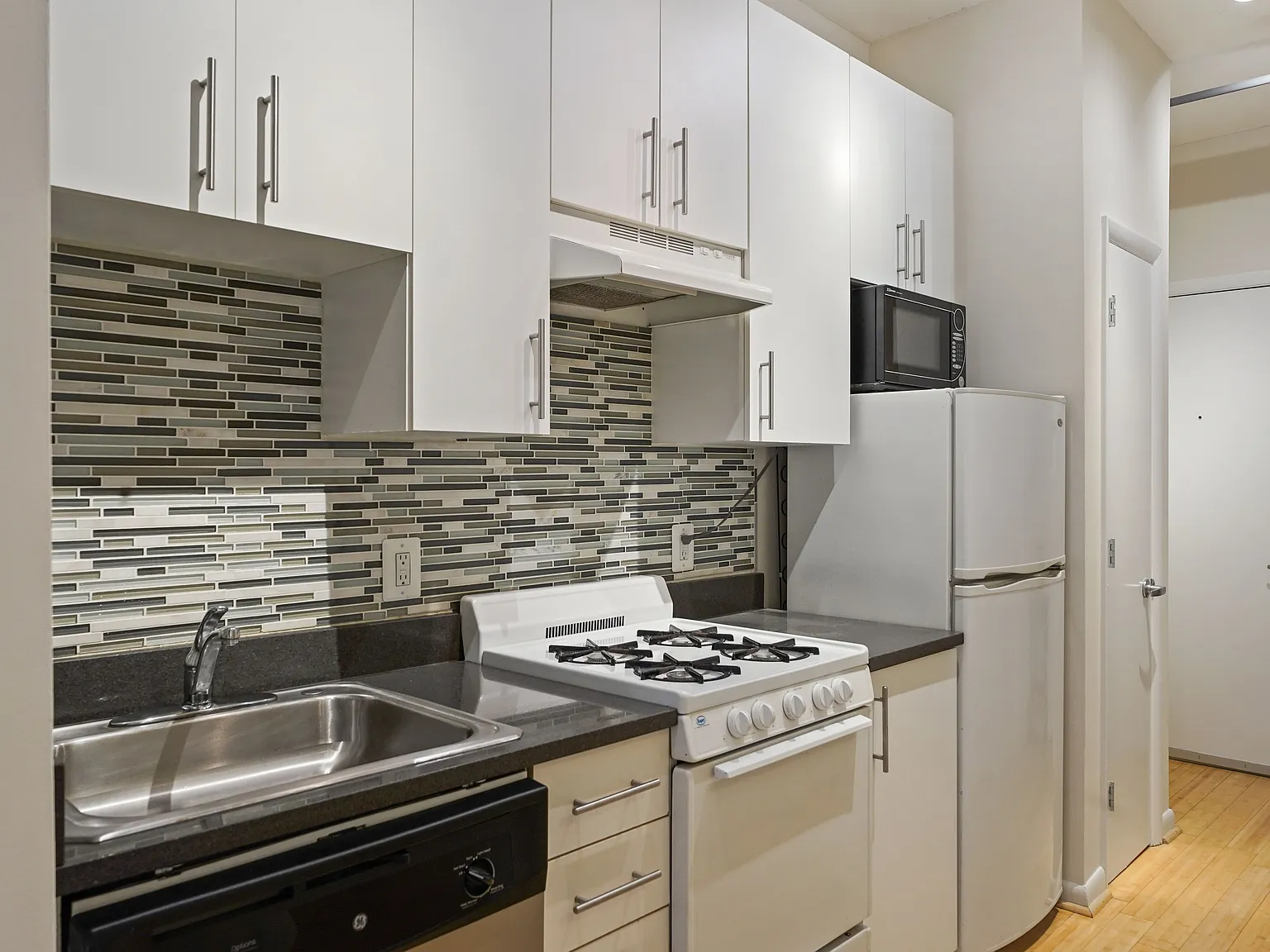 Studio, 354 sqft, $1,900 — Photo 3