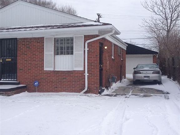 497 Front withh 2 car garage