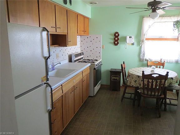 4th image of 19307 Hipple Ave