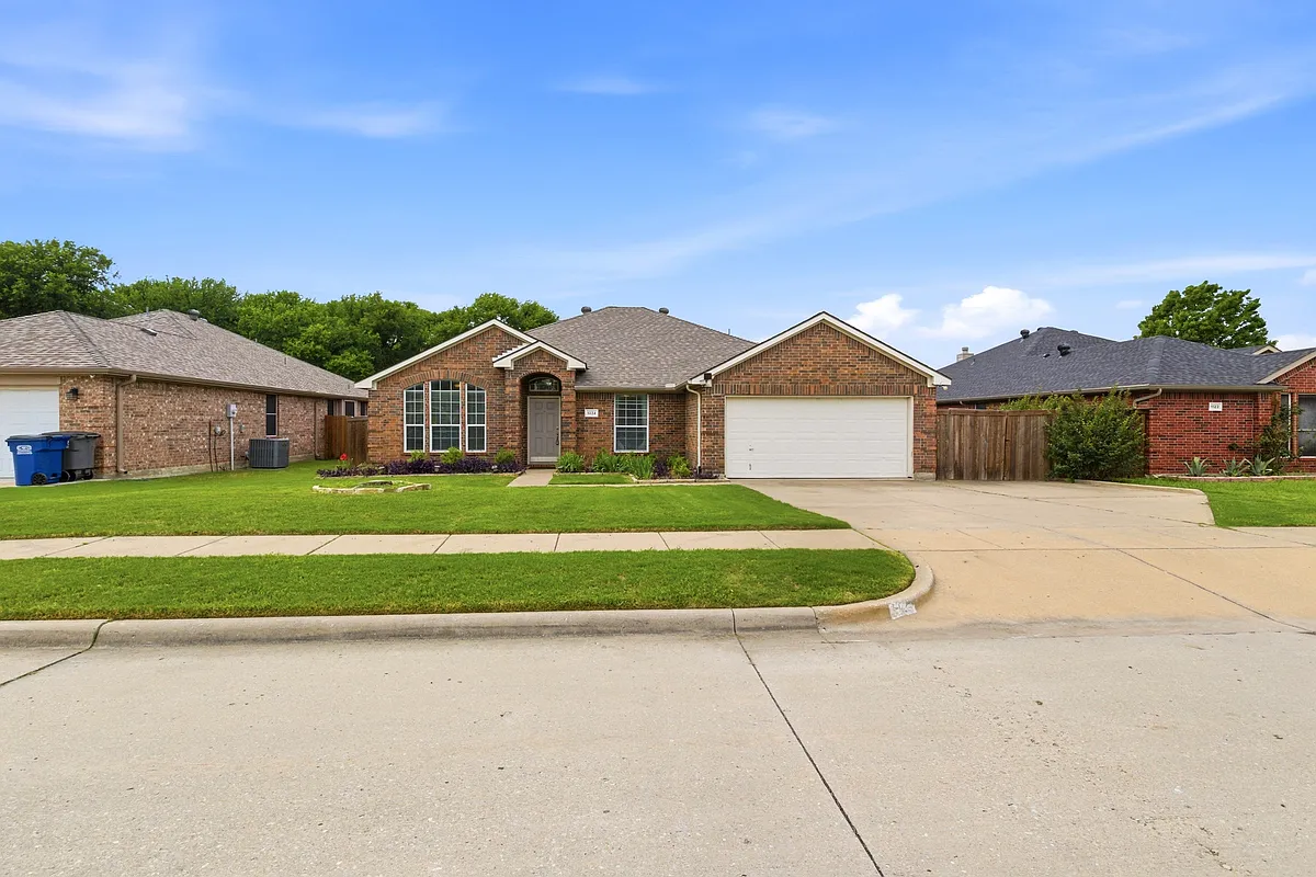 Building Photo - 1124 Twin Lakes Dr