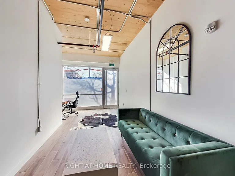 1602 Queen St E #101 — Photo 5