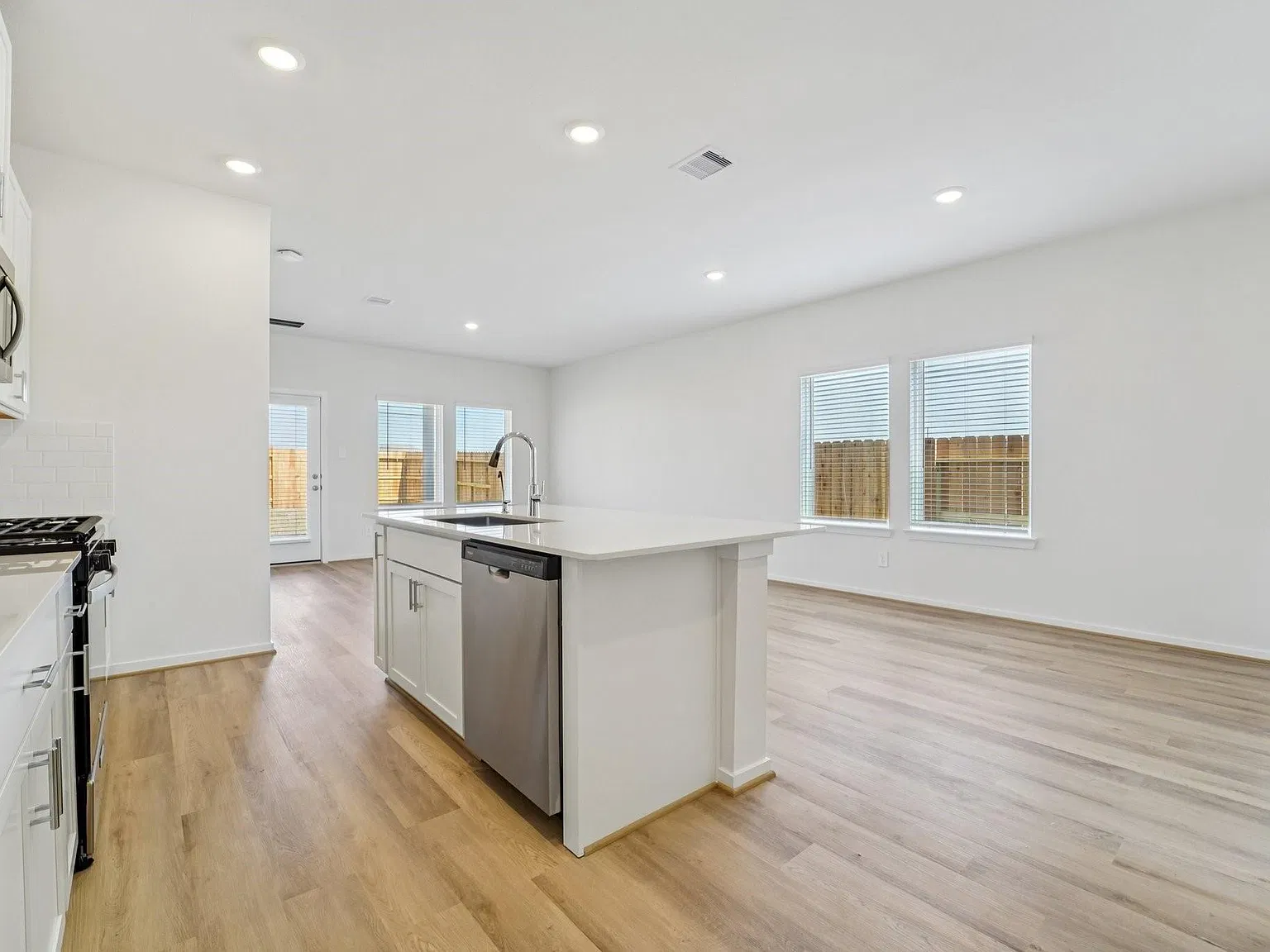 4 bed, 2.5 bath, 1981 sqft, $2,499 — Photo 4