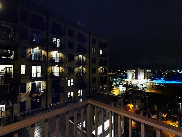 300 East Apartments — Photo 12