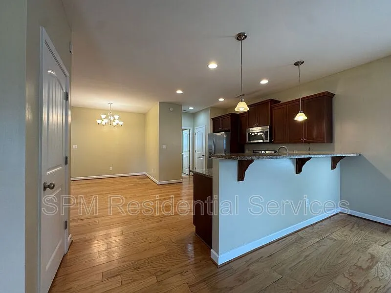 4 bed, 2.5 bath, 2020 sqft, $2,250 — Photo 4