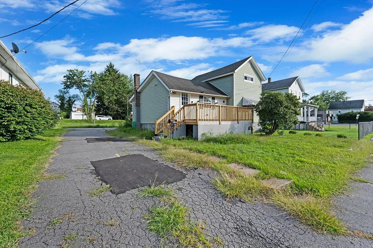 3 bed, 1057 sqft, $1,700 — Photo 2