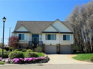 2383 Golfview Cir, Fenton, MI 48430