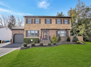 7 Hollyberry Rd, Plainview, NY 11803