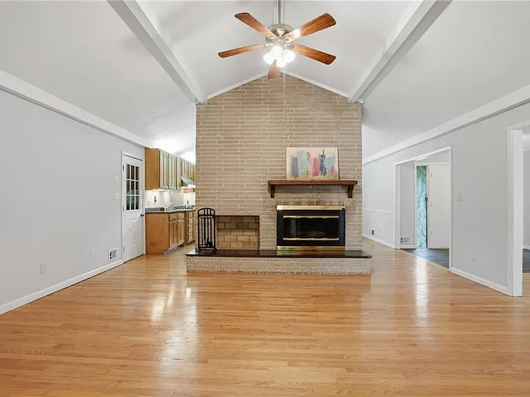 2209 Cherring Ln — Photo 3
