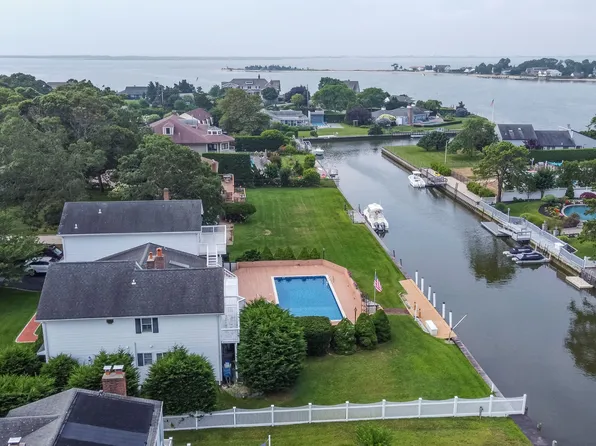 20 Oak Ln, Hampton Bays, NY 11946