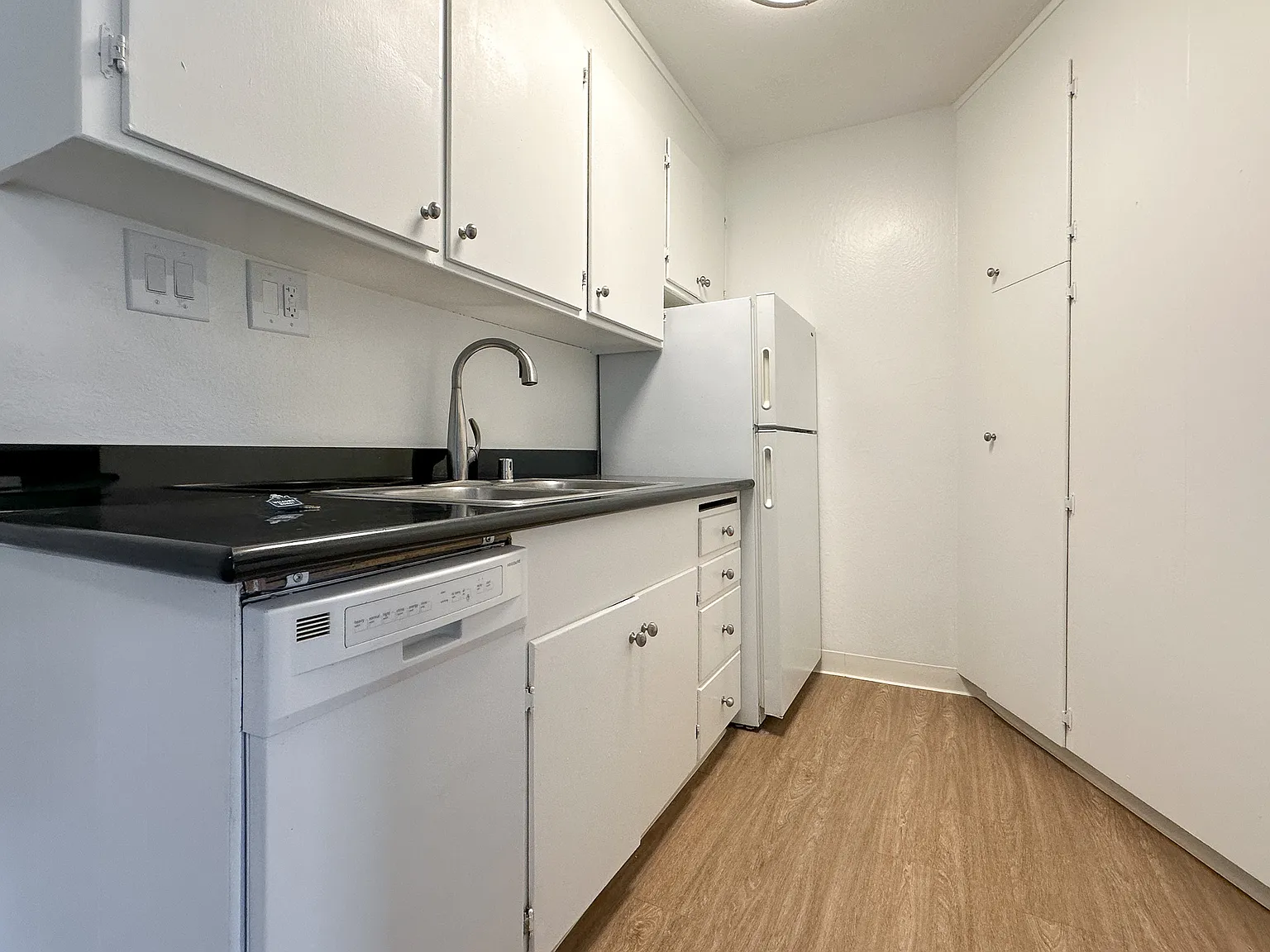 Cozy, comfortable living space in the gorgeous neighborhood you love at Lincoln Villa. — Photo 2