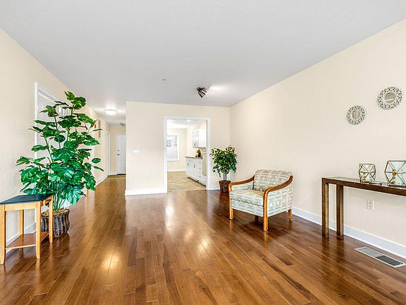 5th image of 934 Mountain Meadows Cir