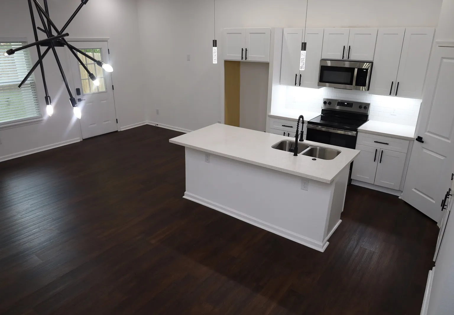3 bed, 2.5 bath, 1782 sqft, $2,075 — Photo 2