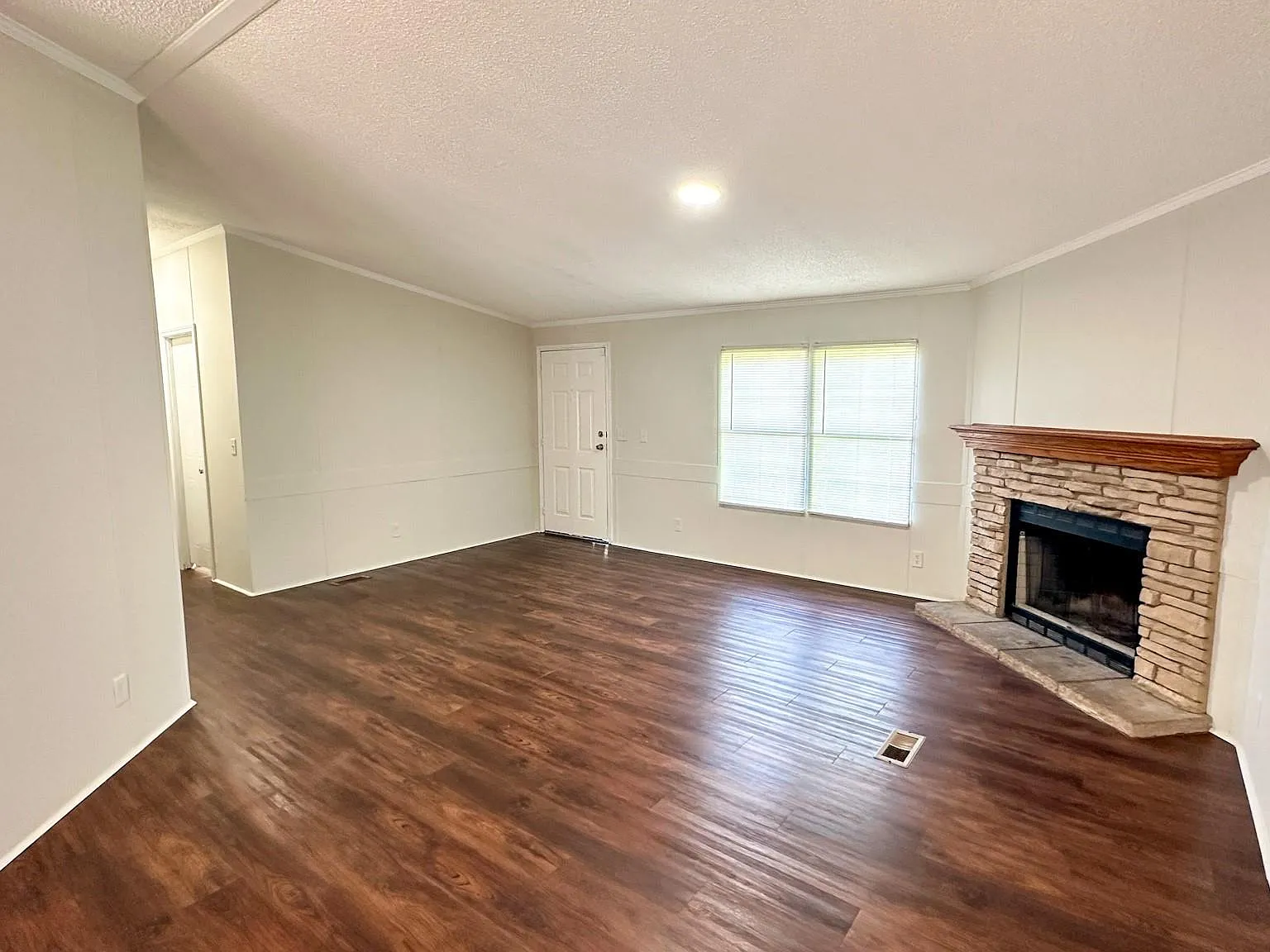 4 bed, 2.0 bath, 1568 sqft, $1,295 — Photo 3