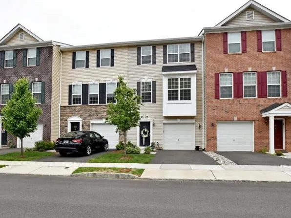 203 Chickadee Ct, Freehold, NJ 07728