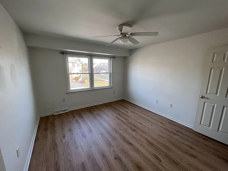 57 Spring Hill Ln — Photo 6