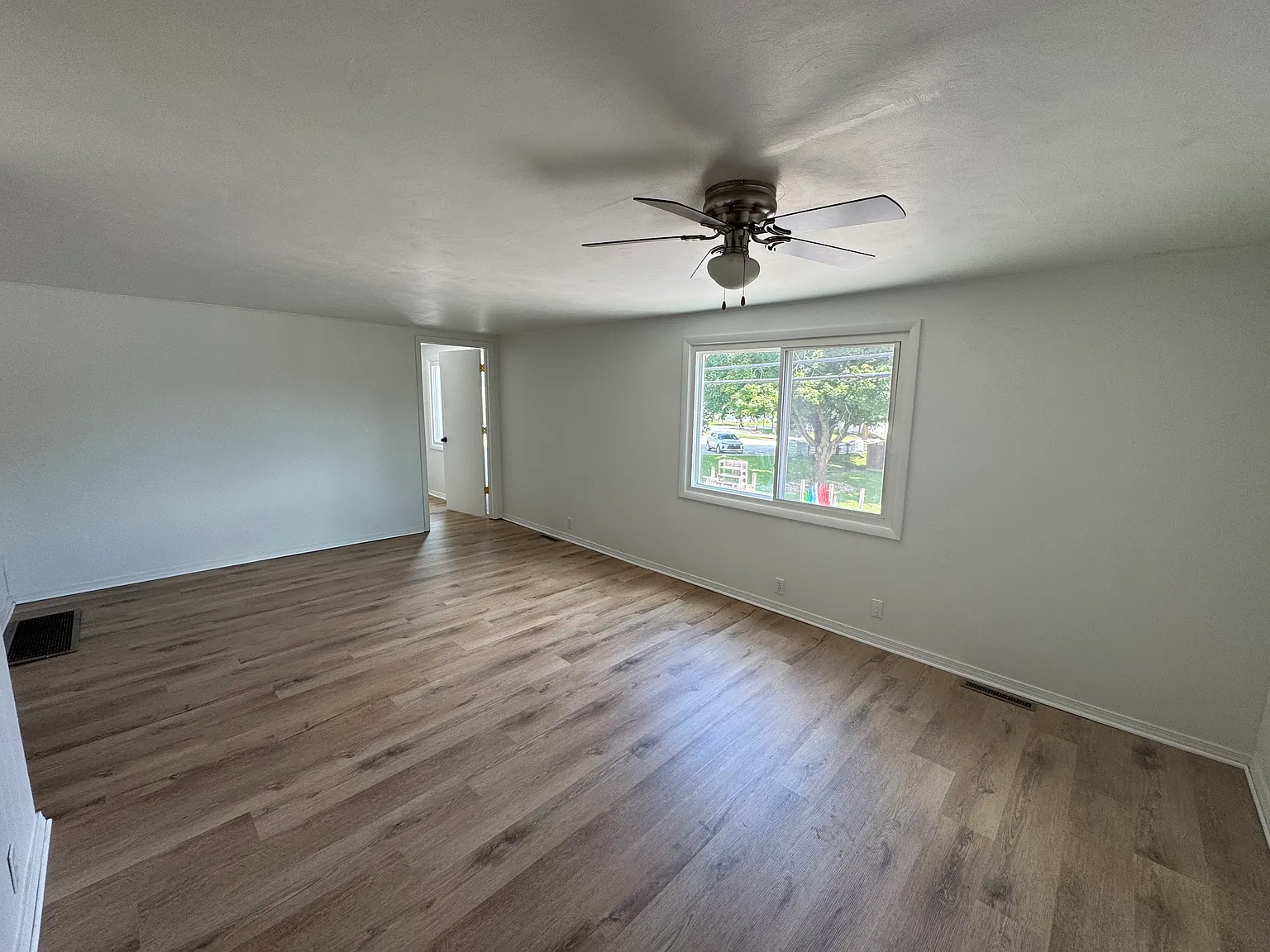 2 bed, 1000 sqft, $995 — Photo 2
