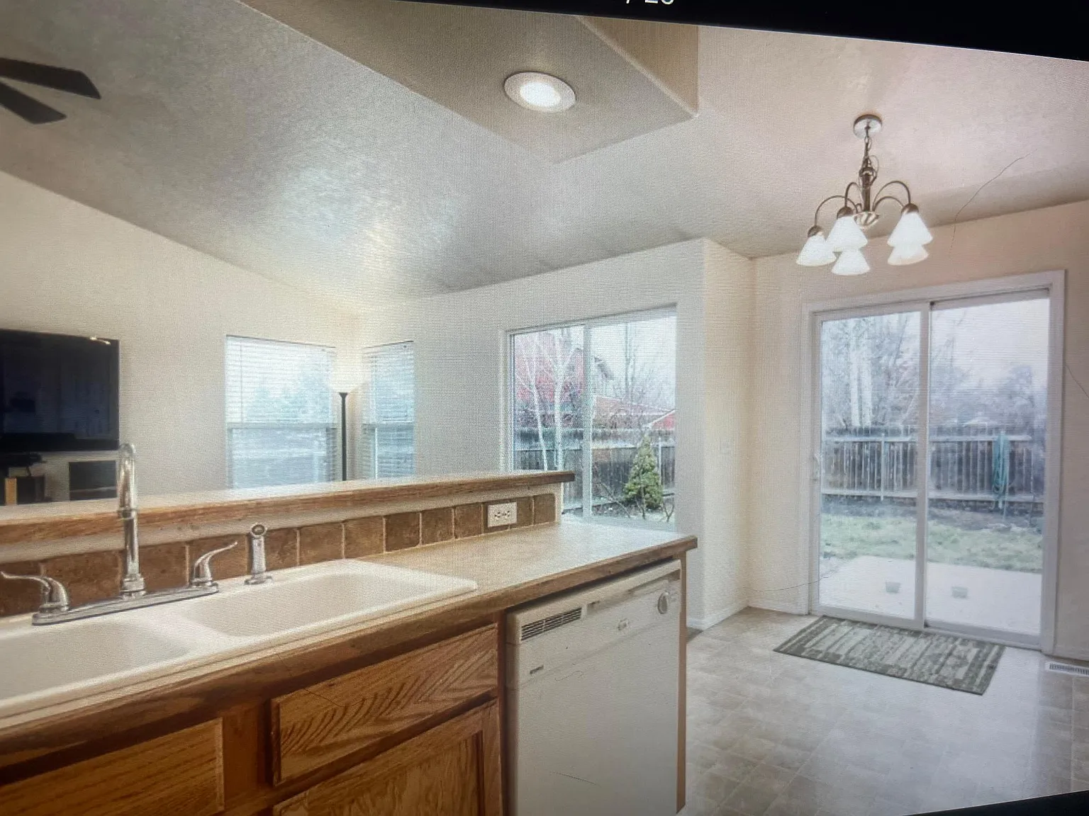170 E Carver Dr — Photo 3
