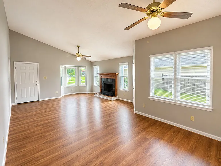 633 Winthrop Ct — Photo 2