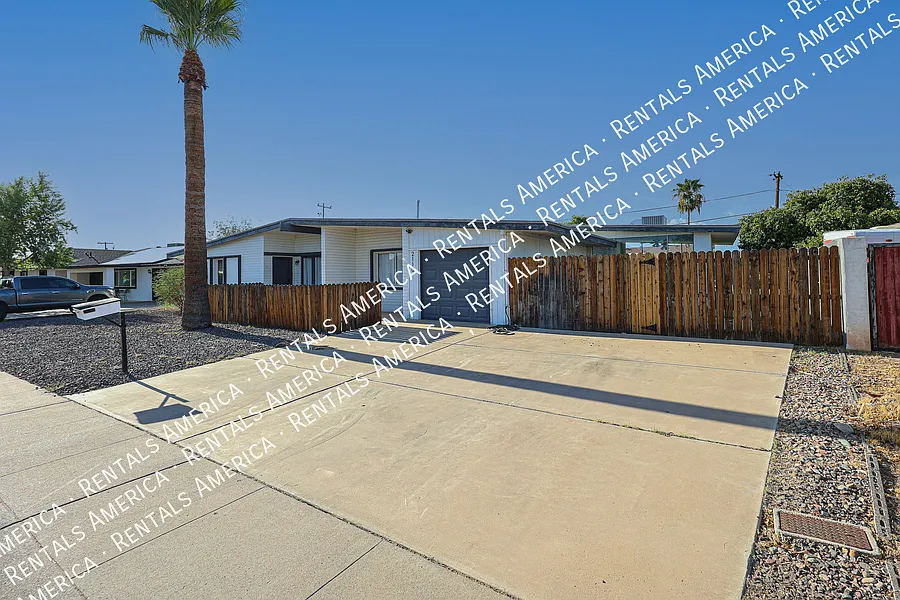 Spacious 3-Bedroom Phoenix Home with Private Pool and Sunroom — Photo 1