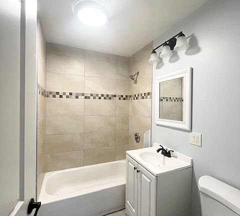 5th image of 286 Revere St APT 3R