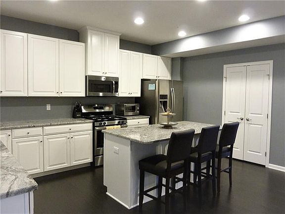 4th image of 631 Edison Dr