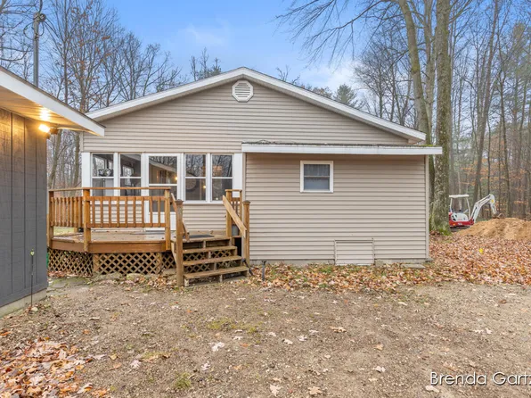 9807 N Maple Hill Rd, Howard City, MI 49329