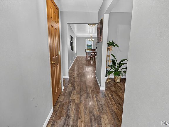 4th image of 157 W Mill St