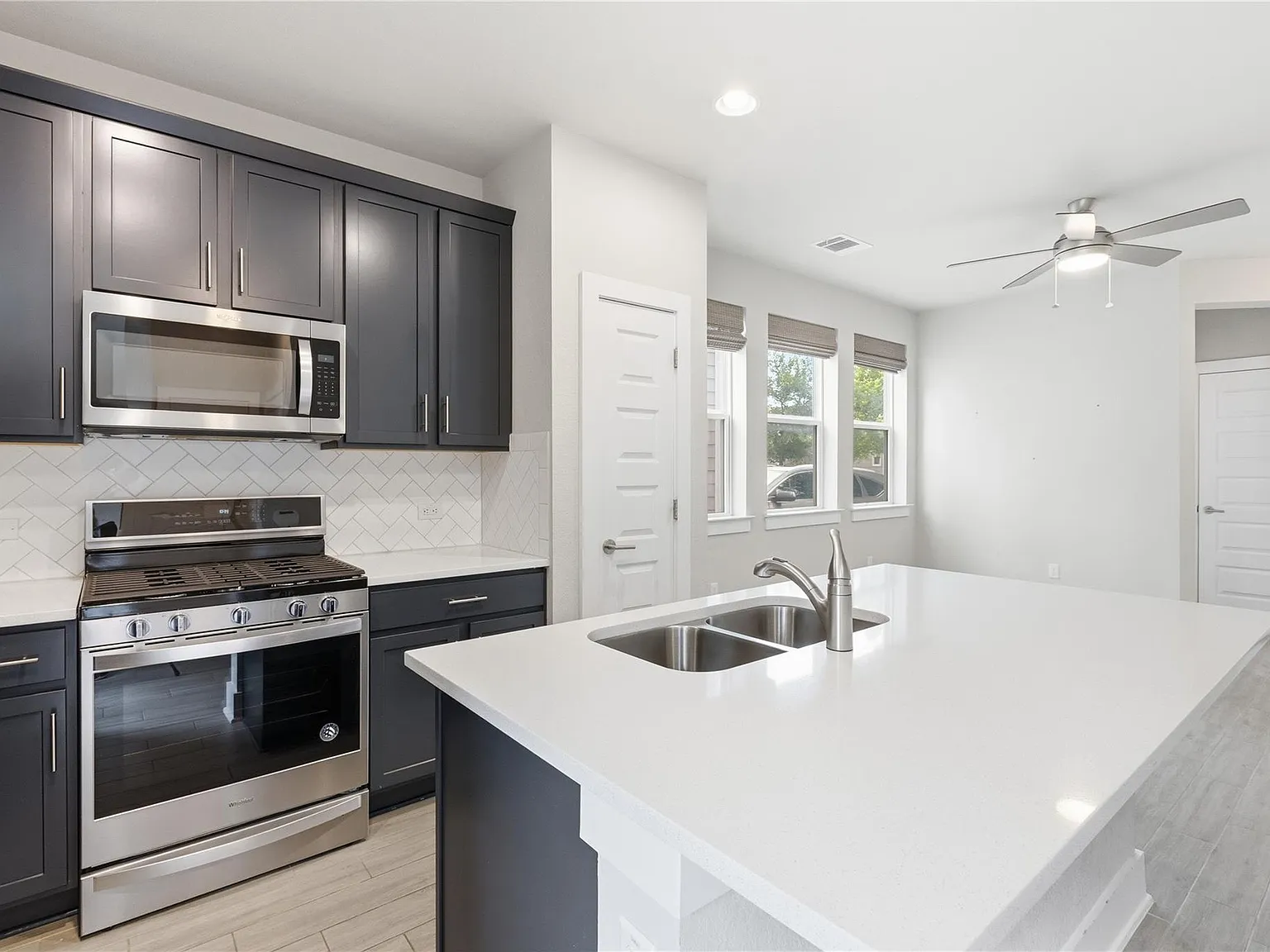 3 bed, 2.5 bath, 1602 sqft, $2,600 — Photo 3