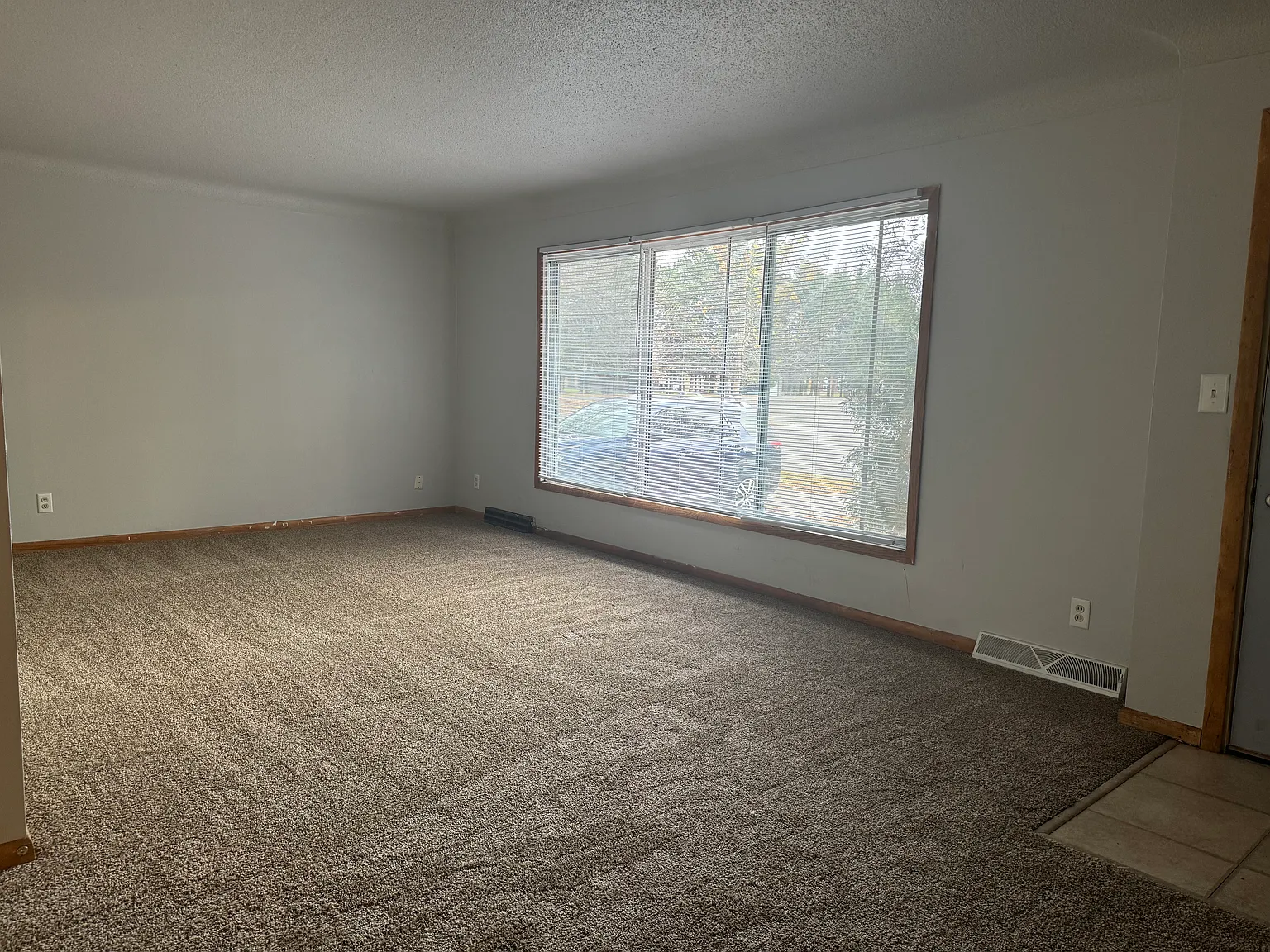 5 Bed / 2 Bath Duplex near MSUM! Available NOW!! — Photo 2