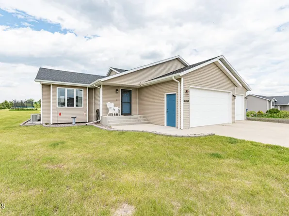 5918 Kayley Dr, Bismarck, ND 58504