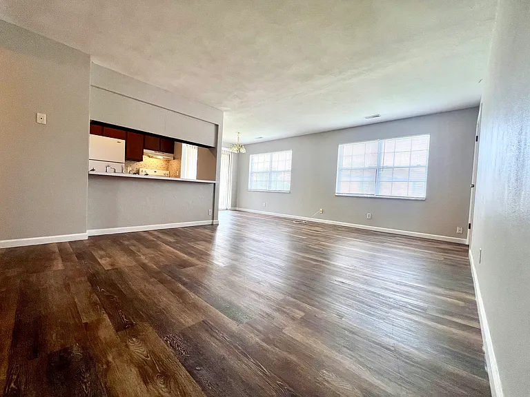 1107 Express Dr #4 — Photo 2