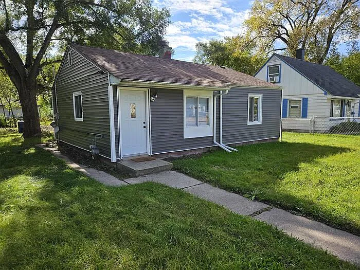 2 bed, 1.0 bath, 744 sqft, $1,150 — Photo 2