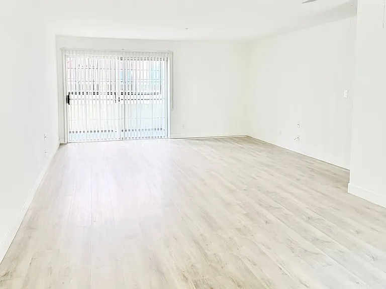 Classic and Modern 715 S Oxford Avenue Apartments! — Photo 1
