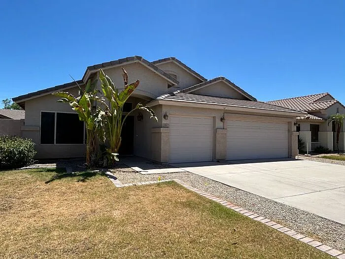 3 bed, 2.0 bath, 2005 sqft, $2,395 — Photo 2