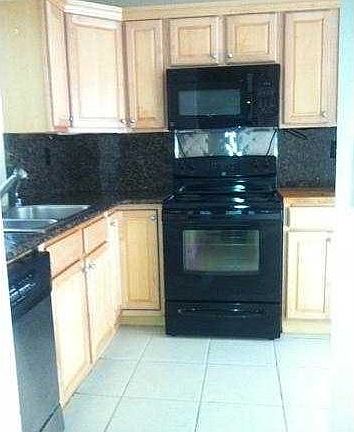 3rd image of 10289 NW 33rd St