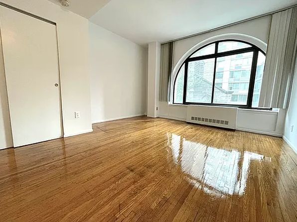 121 E 12th St APT 4B
