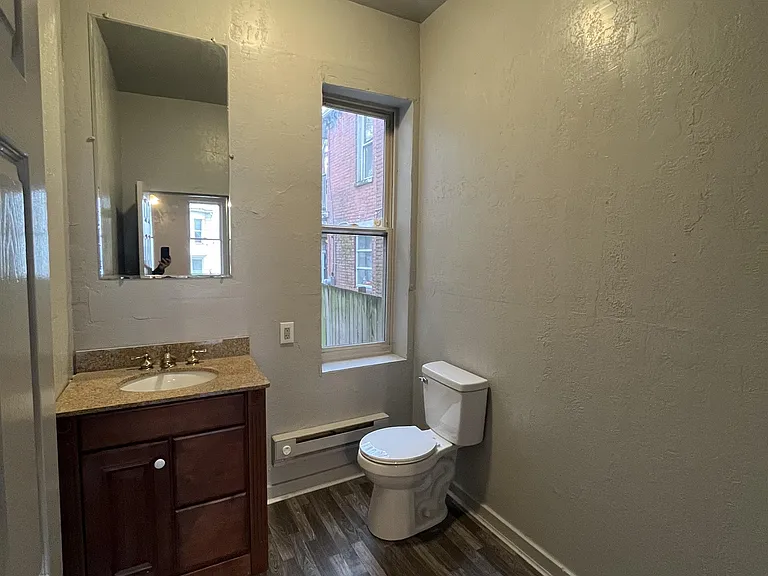 615 W Locust St — Photo 22