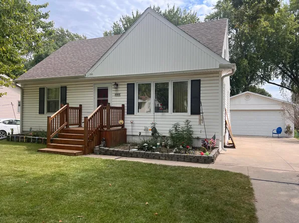 165 Crestmont Dr, Council Bluffs, IA 51503