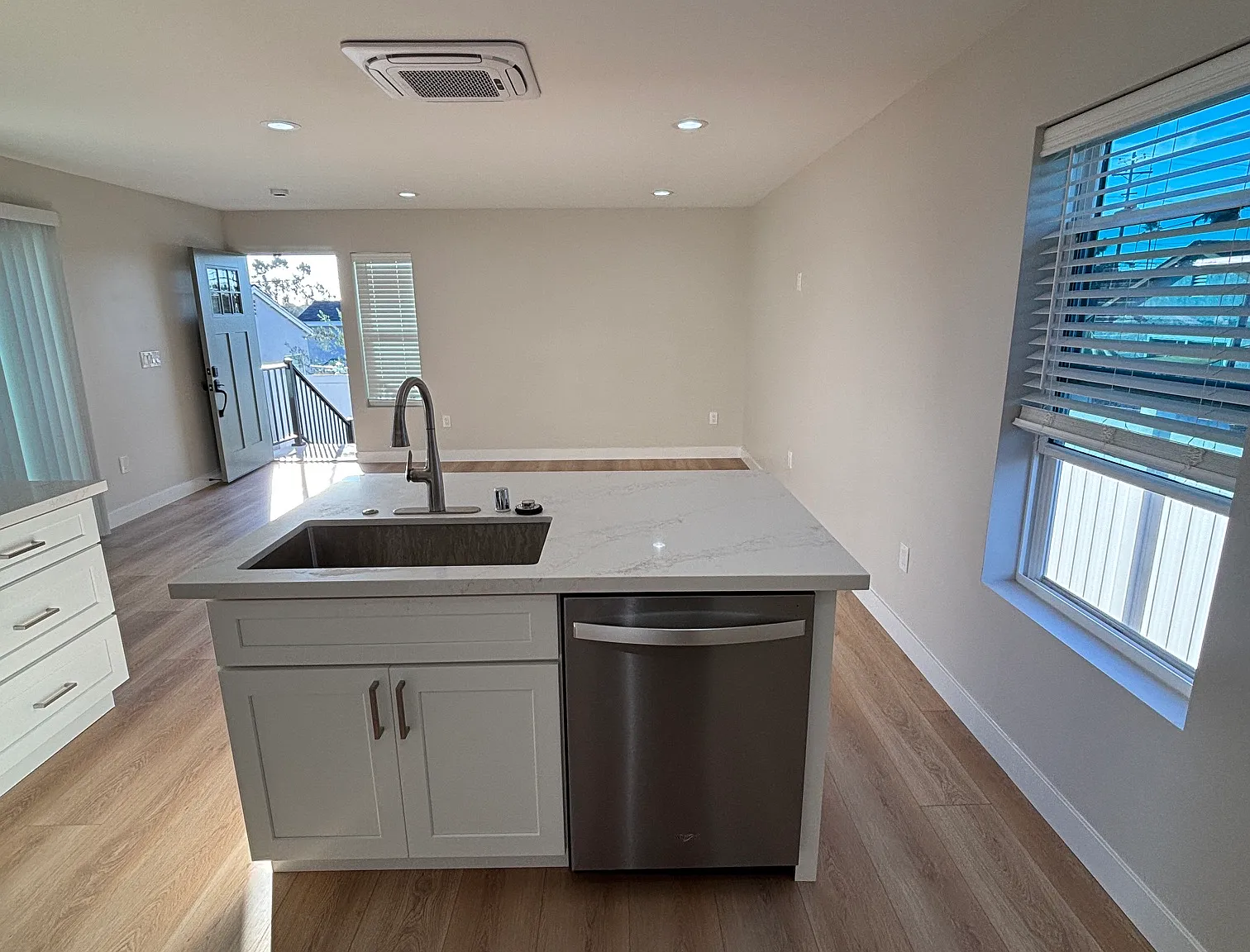 2 bed, 1000 sqft, $3,450 — Photo 3