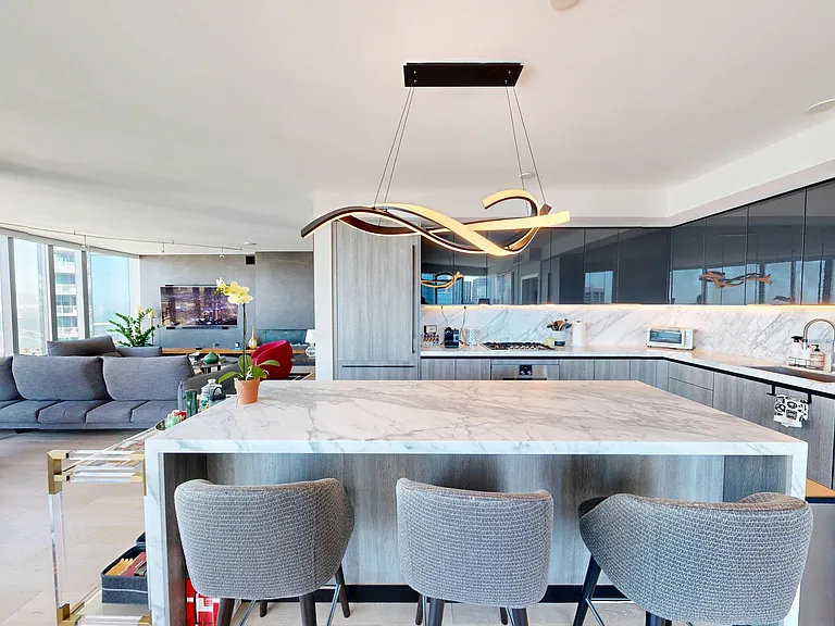 Beautiful Chef's Kitchen with Island Counter